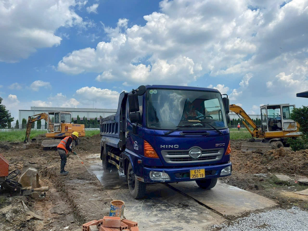 Thi công và san lấp mặt bằng